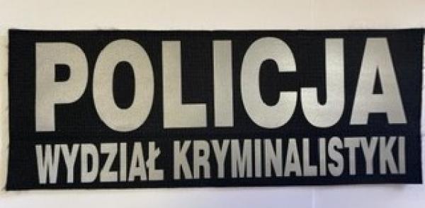 Napis POLICJA Wydział Kryminalistyki srebrny na czarnej kodurze