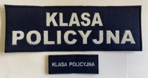 Napis KLASA POLICYJNA biały haft na granatowym filcu